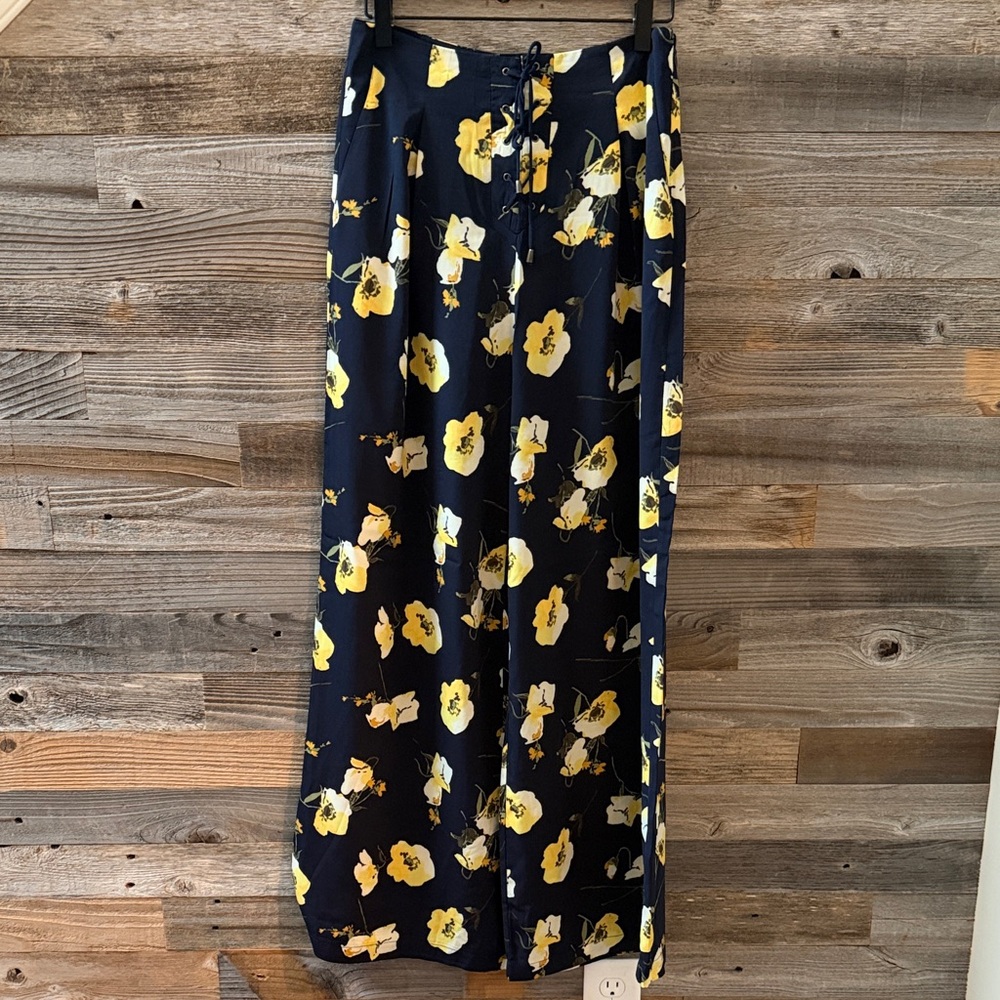 Moon River High Waist Wide Leg Navy and Yellow Floral Pant Size Medium NWT